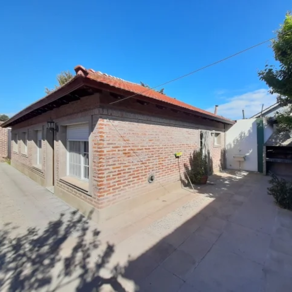 Cabaña de ladrillo con patio y parrilla