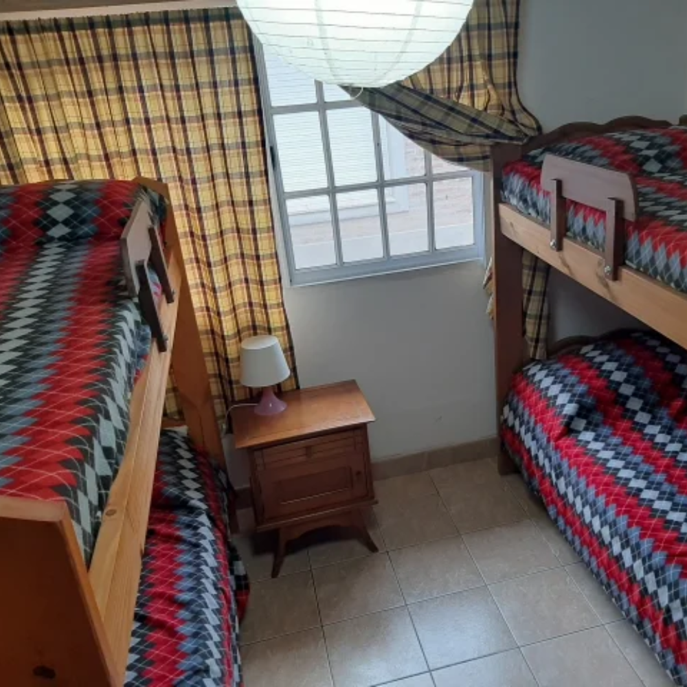 Dormitorio con camas cuchetas